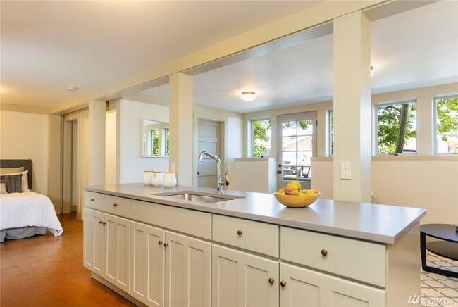 Kitchen - 911 W Howe St Unit B