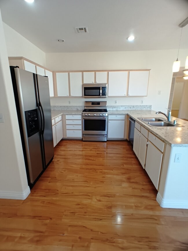 Photo - 855 N Stephanie St