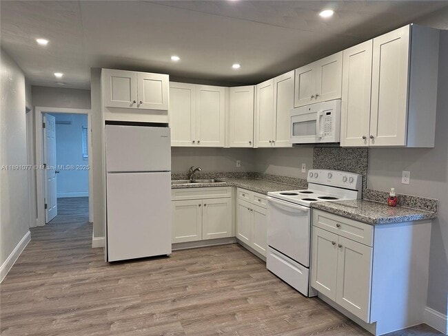 Photo - 840 NE 17th Terrace Unidad 10