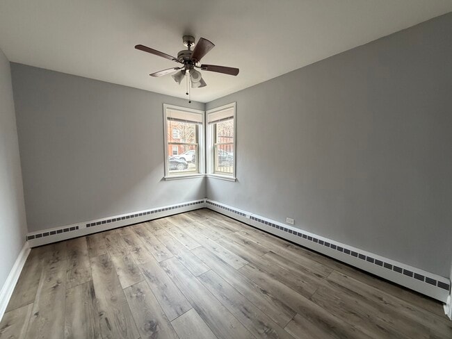 Photo - 2417 W Farragut Ave Unit G