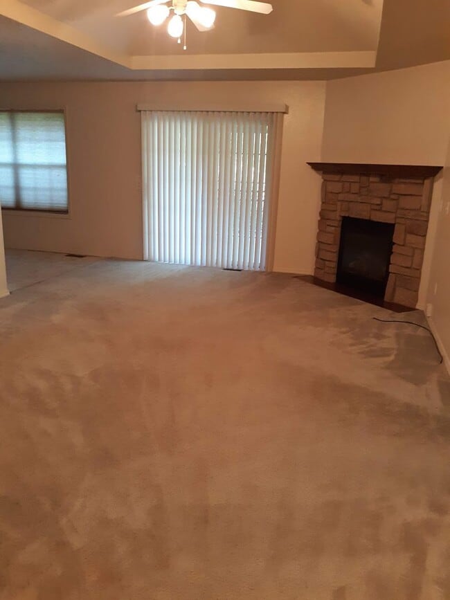 Photo - Executive Rental - Charming 3-bedroom 2 bath 2 car garage-available to view now