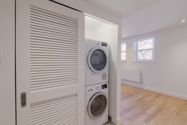 Photo - 4745 Chem. Queen Mary Unit 40