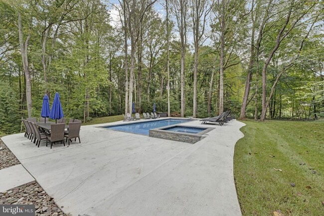 Photo - 1085 Pemberton Ln