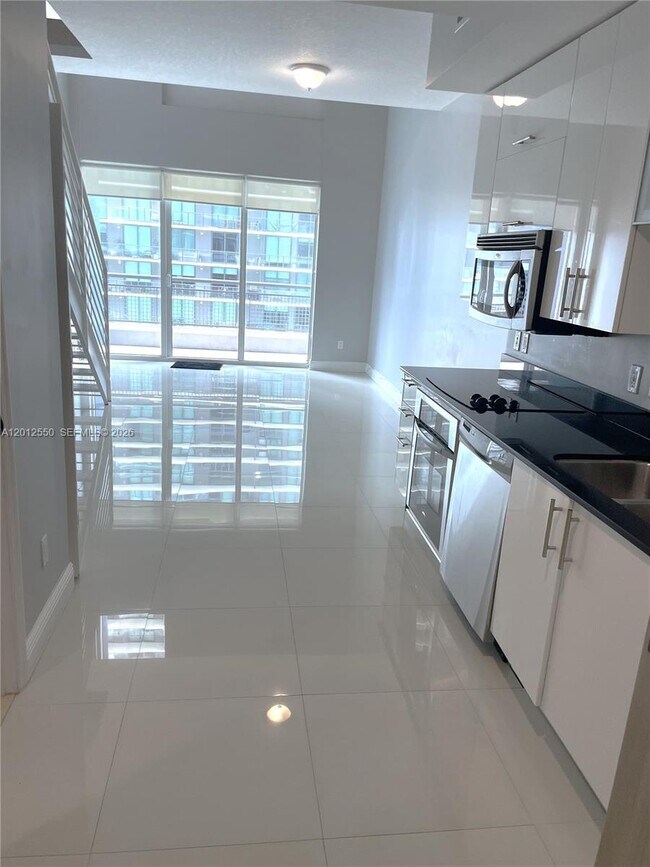 Building Photo - 60 SW 13th St Unit 2414