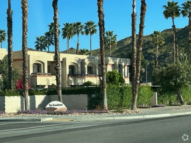 Building Photo - 2601 S Broadmoor Dr Rental