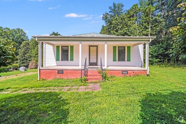 Building Photo - Updated & Move-In Ready 3BR with New HVAC,... Rental