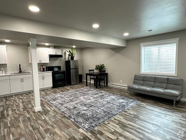 Living room w/ kitchenette - 4005 Cotopaxi Dr Rental