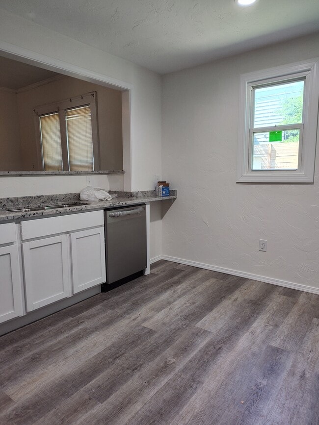 Photo - 323 S West St