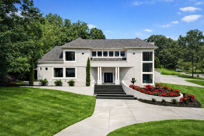 Building Photo - Luxury Living in South Charlotte – 2 minutes to Quail Hollow Golf Course