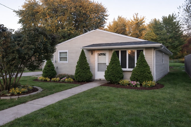 Building Photo - 3 Bedroom Plain Local Ranch