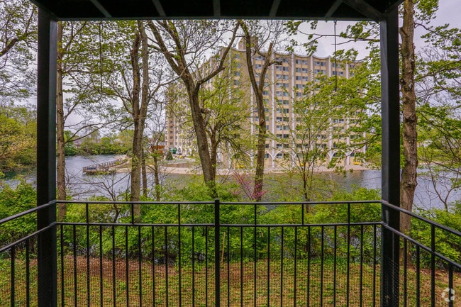 Building Photo - Lakeshore Place Rental