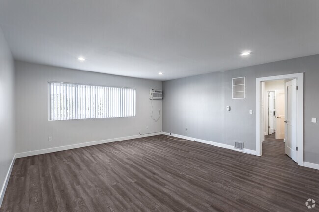 2BR, 1BA - 875 SF - #210