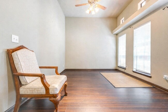 Photo - 940 Oak Lynn Dr