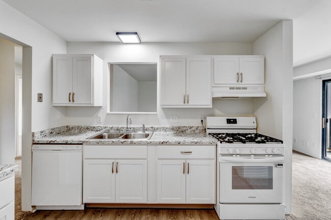 Kitchen photo - Arbor Lake Apartments