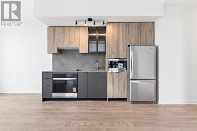 Photo - 1037 The Queensway Unit 902