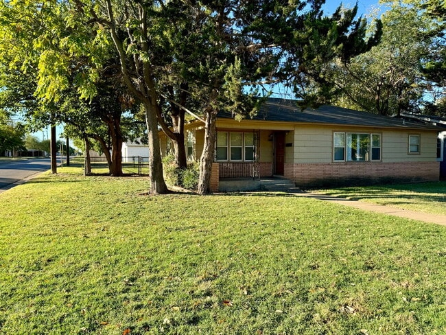 3 Bedroom Home with Spacious Bedrooms - 3 Bedroom Home with Spacious Bedrooms
