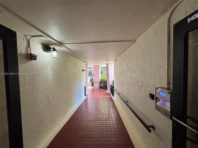 Photo - 17011 N Bay Rd Unidad 517