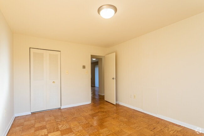 2BR, 2BA - 870 SF