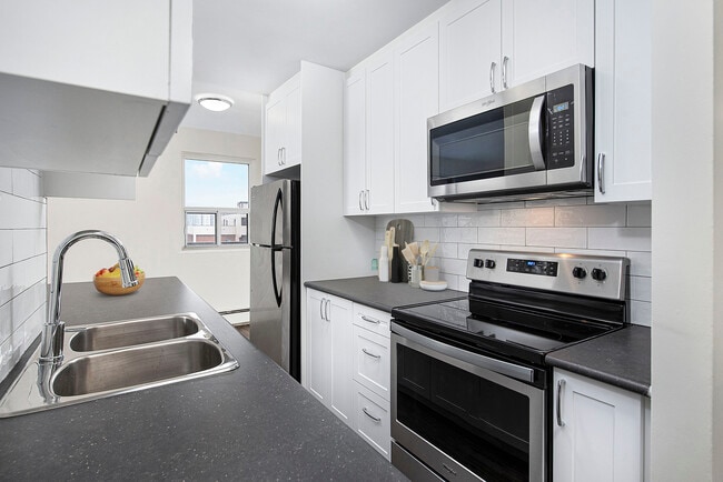 Building Photo - 3905 Bathurst Street Apartments