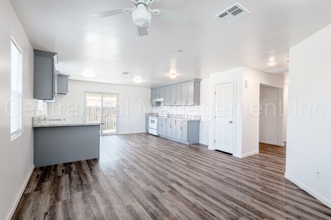 Photo - 129 E 8th St Unidad Apt A