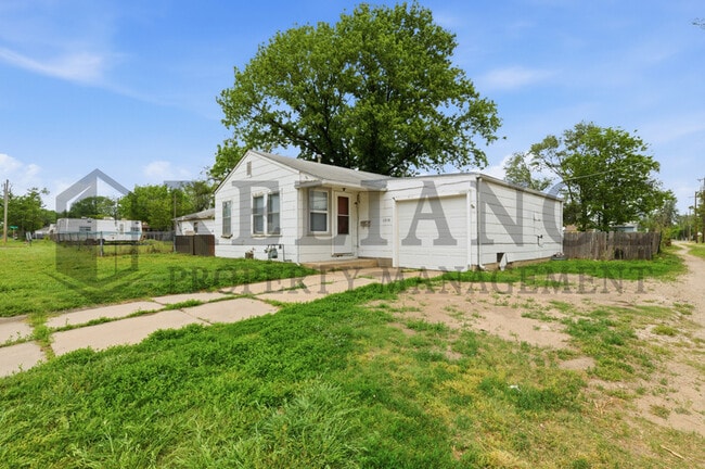 Photo - 1718 Walker W St