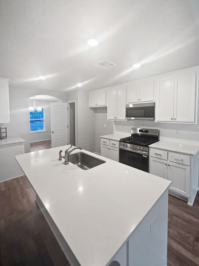 Photo - Modern 3-Bedroom Home in Gated Seven Oaks South