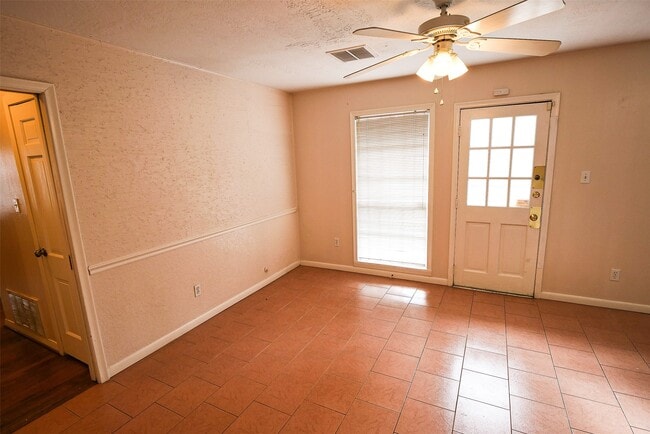 Photo - 5235 Beechnut St
