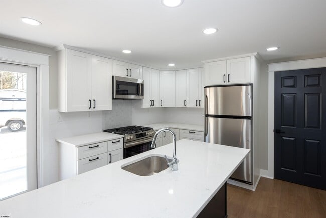 Photo - 733 Rte Us 9 N