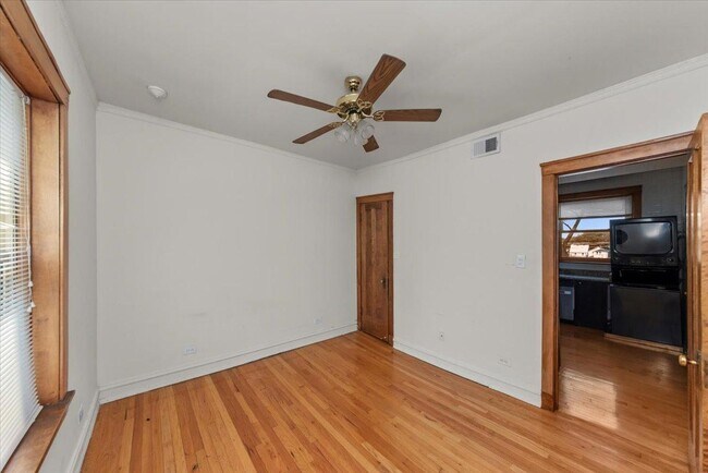 Photo - 3 bedroom in Chicago IL 60613 Unit 3