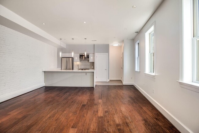 Photo - 1252 Wisconsin Ave NW