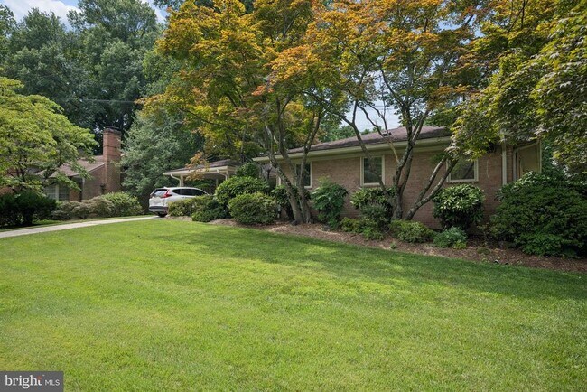 Photo - 7016 Hopewood St