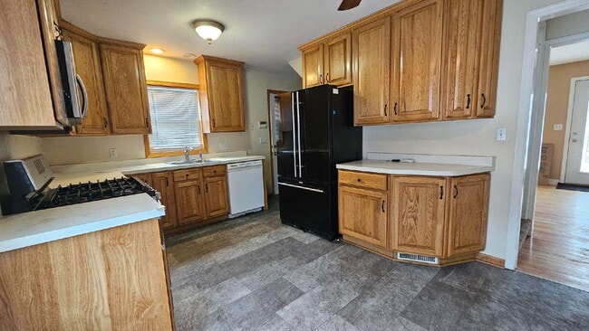 Photo - "Excellent 3-Bedroom Townhouse Retreat in St. Louis Park - 1359 Sq Ft of Comfort!"