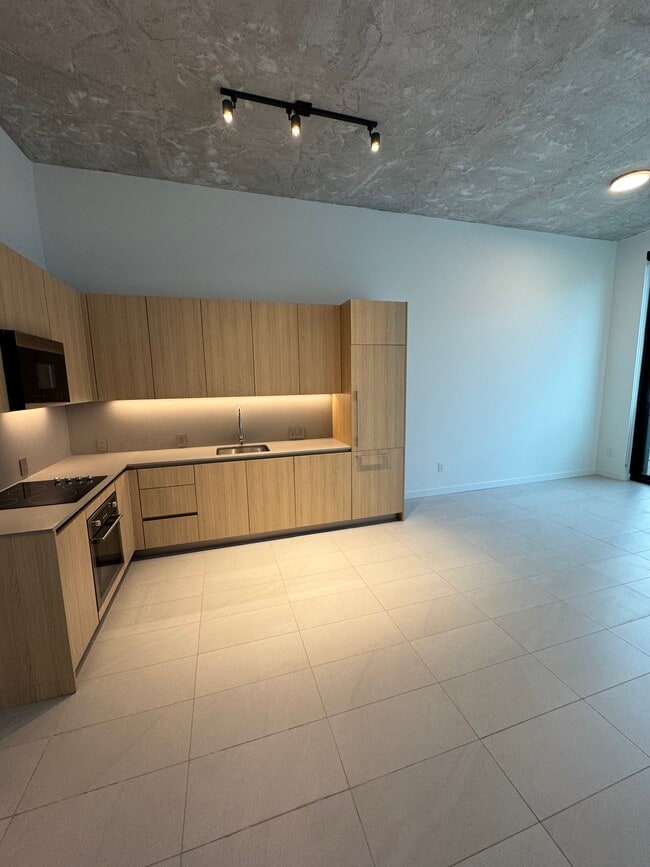 KITCHEN - 112 NW 31st St Unit A2