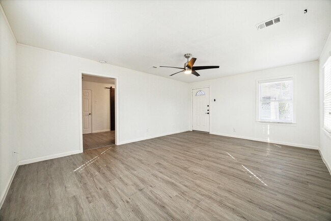 Photo - 1147 Du Barry Ln
