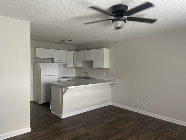 Cocina con barra de desayuno - Guilford Place Apartments.