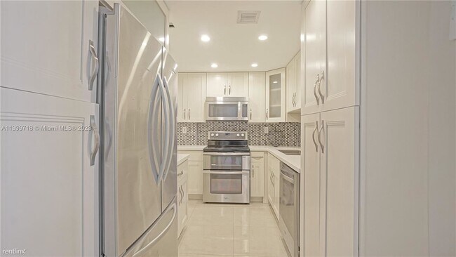 Photo - 2 br, 1 bath Condo - 5005 Collins Ave Apt 922 Unidad Apt 922