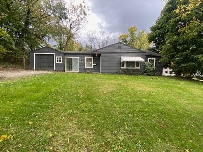 Building Photo - Charming West Akron Ranch with Walk-Throug...