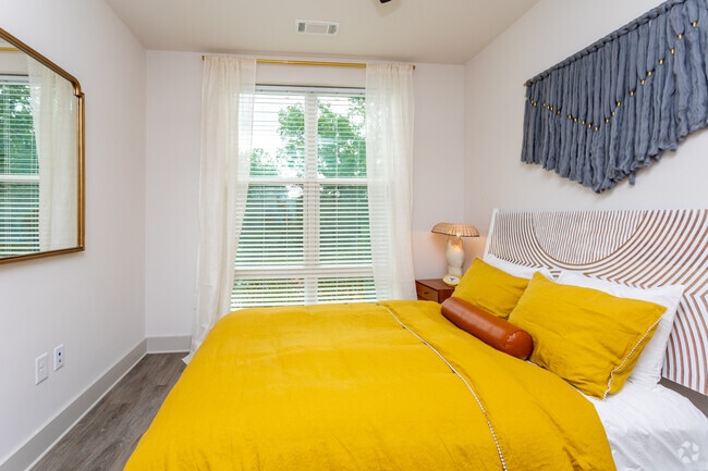 1BR, 1BA - 726SF Egret- Bedroom