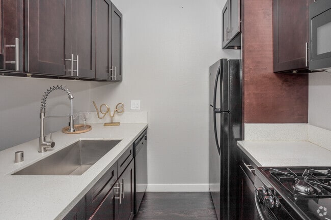 1BR, 1BA - 600 SF