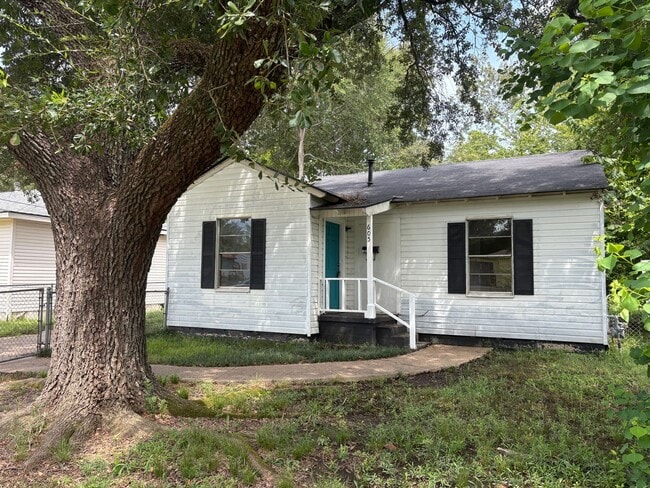 Building Photo - 605 W 75th St