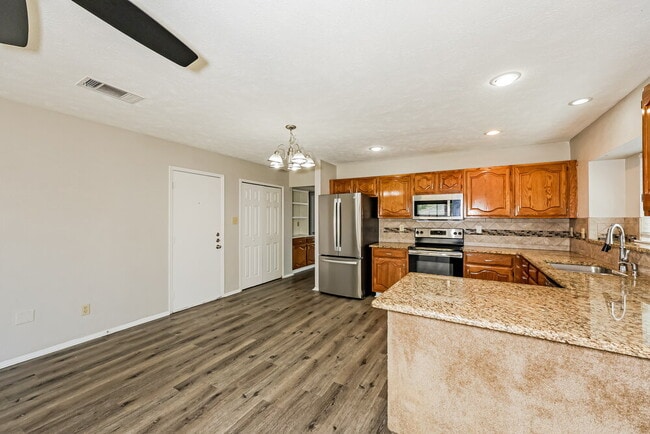 Photo - 1435 Colborne Dr