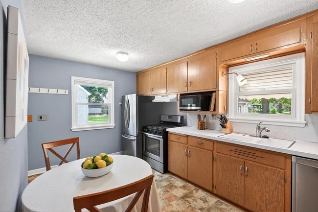 Photo - 2000 County Road F E