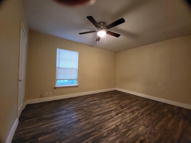 Photo - 1915 Poage Ave