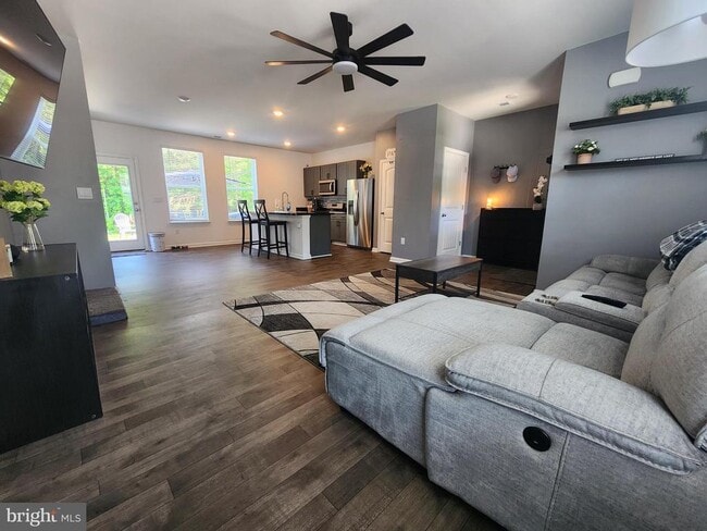 Photo - 140 Currant Cir