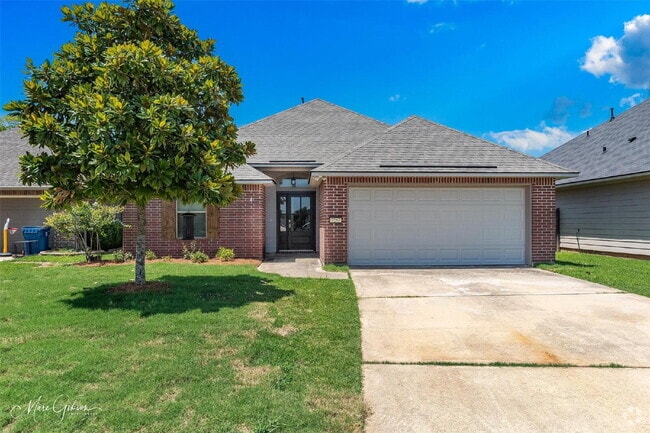 Building Photo - "Charming 3-Bedroom Retreat with 2 Full Ba... Rental