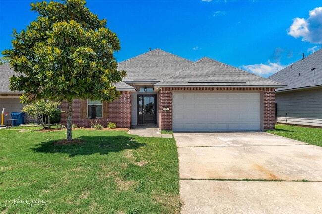 Building Photo - "Charming 3-Bedroom Retreat with 2 Full Ba... Rental