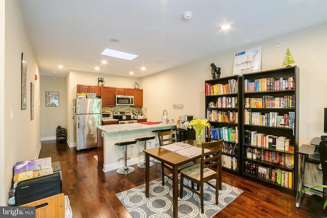 Photo - 4633 Walnut St