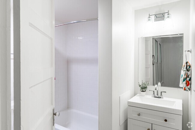 2BR, 1BA - 800SF - Bathroom - The Pembroke