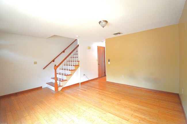 Building Photo - 246 Woodford Ave Unit APT 2