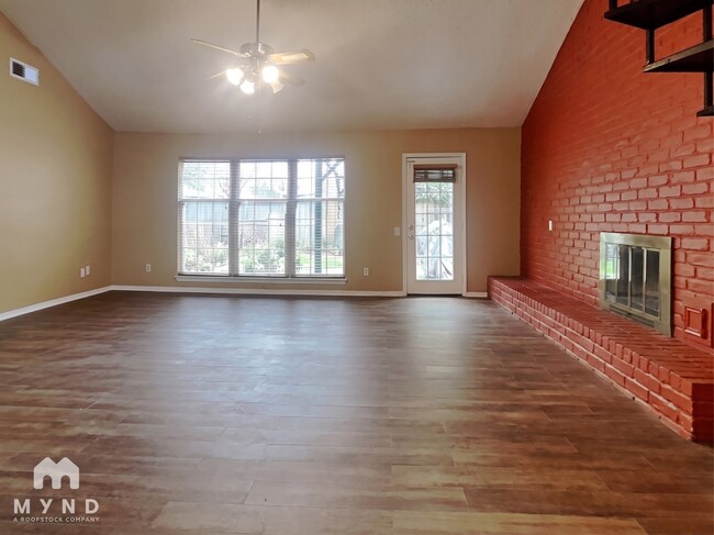 Photo - 2103 Woodland Springs St